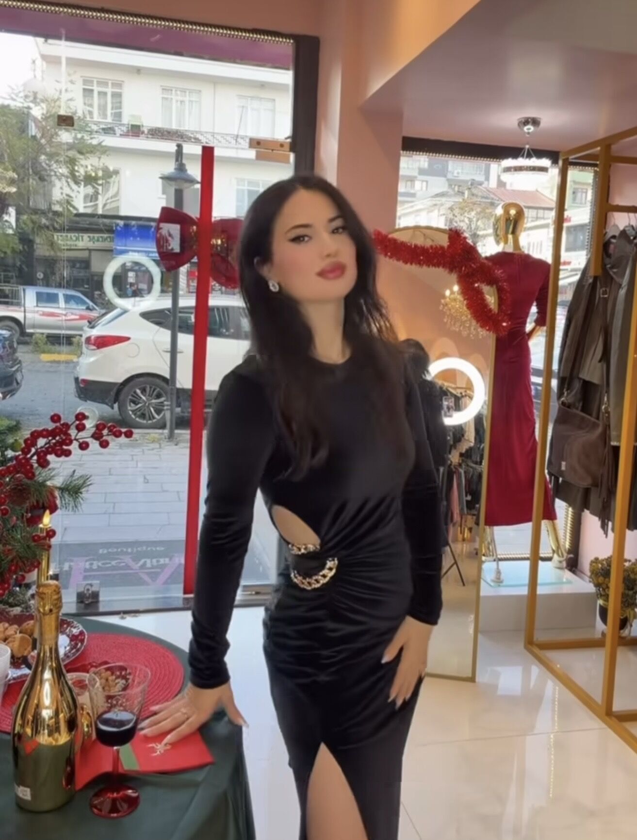 SİYAH KADİFE BEL DEKOLTE DETAY ELBİSE M