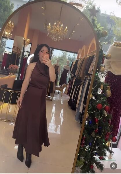 SATEN BOYUNDAN DÜĞMELİ KAHVE BLUZ