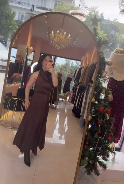 SATEN BOYUNDAN DÜĞMELİ KAHVE BLUZ